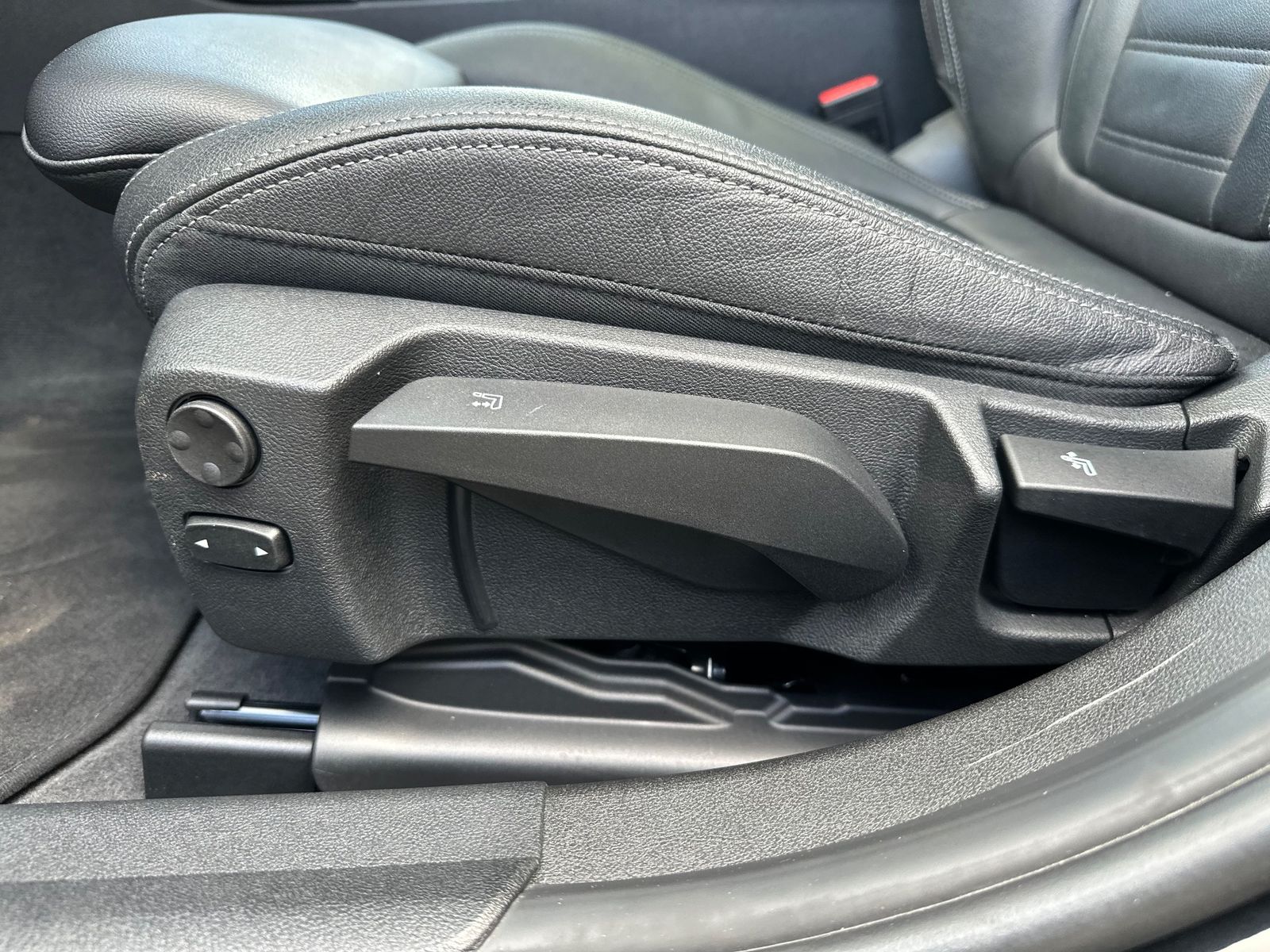 Fahrzeugabbildung BMW 330 e Touring M-Sport NAV+LED+PANO+AHK+HEAD-UP