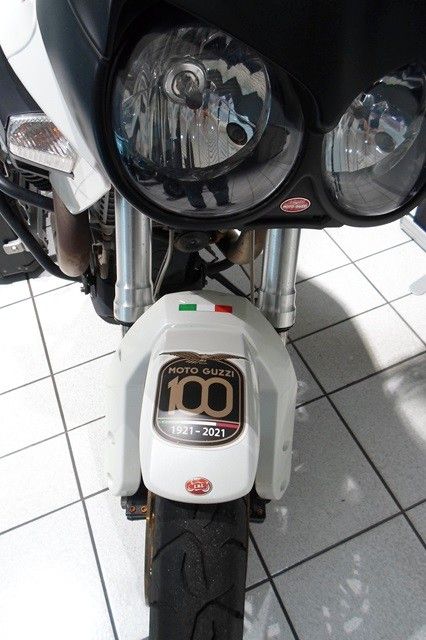 Fahrzeugabbildung Moto Guzzi Stelvio 1200 mit Seitenkoffer & Topcase