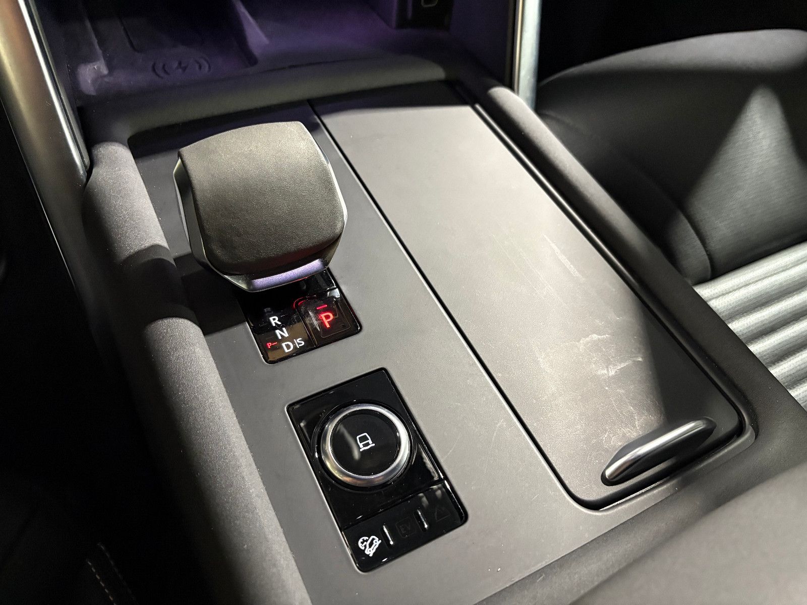 Fahrzeugabbildung Land Rover Discovery 5 R-Dynamic SE AWD/7-SITZER/360''KAM