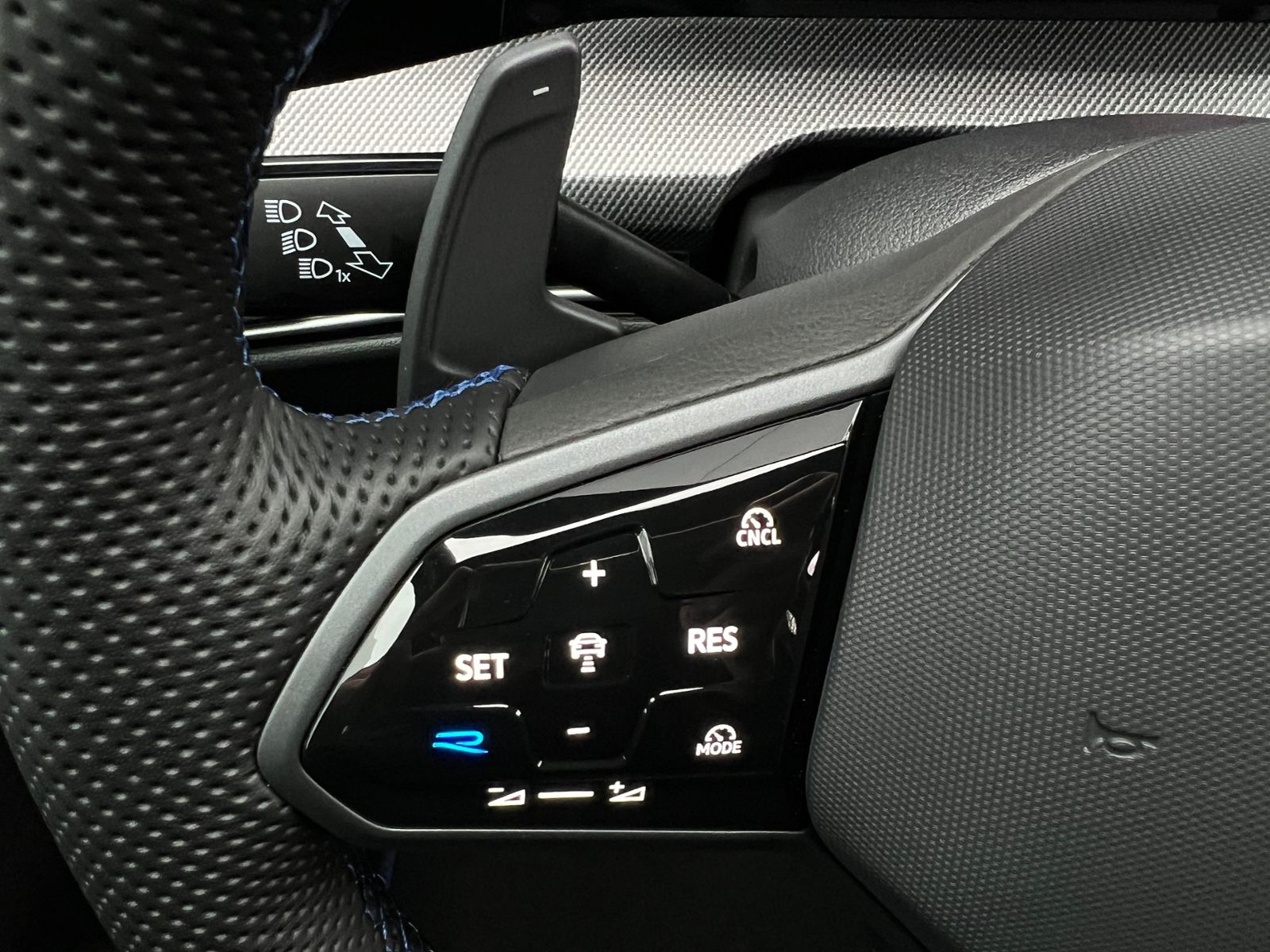 Fahrzeugabbildung Volkswagen Golf VIII R 2.0 TSI DSG 4MOTION *IQ.Light, Black