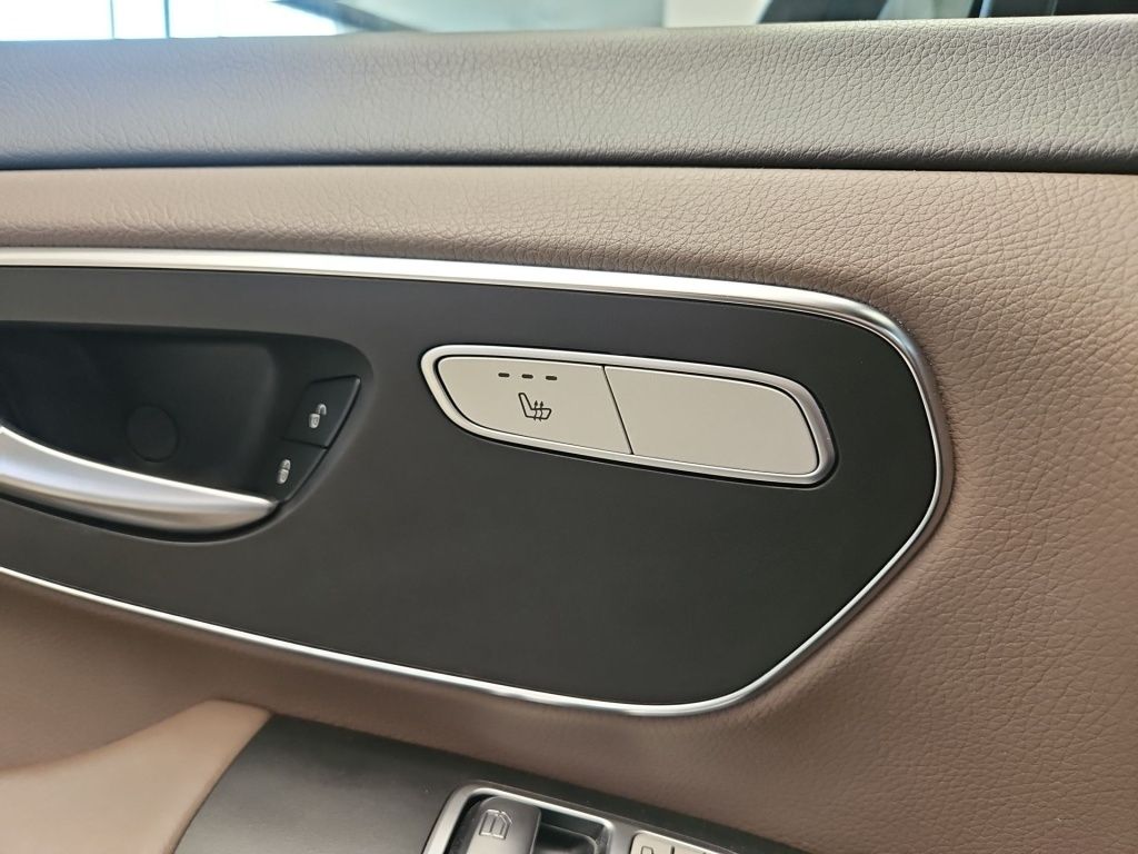 Fahrzeugabbildung Mercedes-Benz V 300 d Avantgarde Edition lang AMG 2,5AHK Tisch