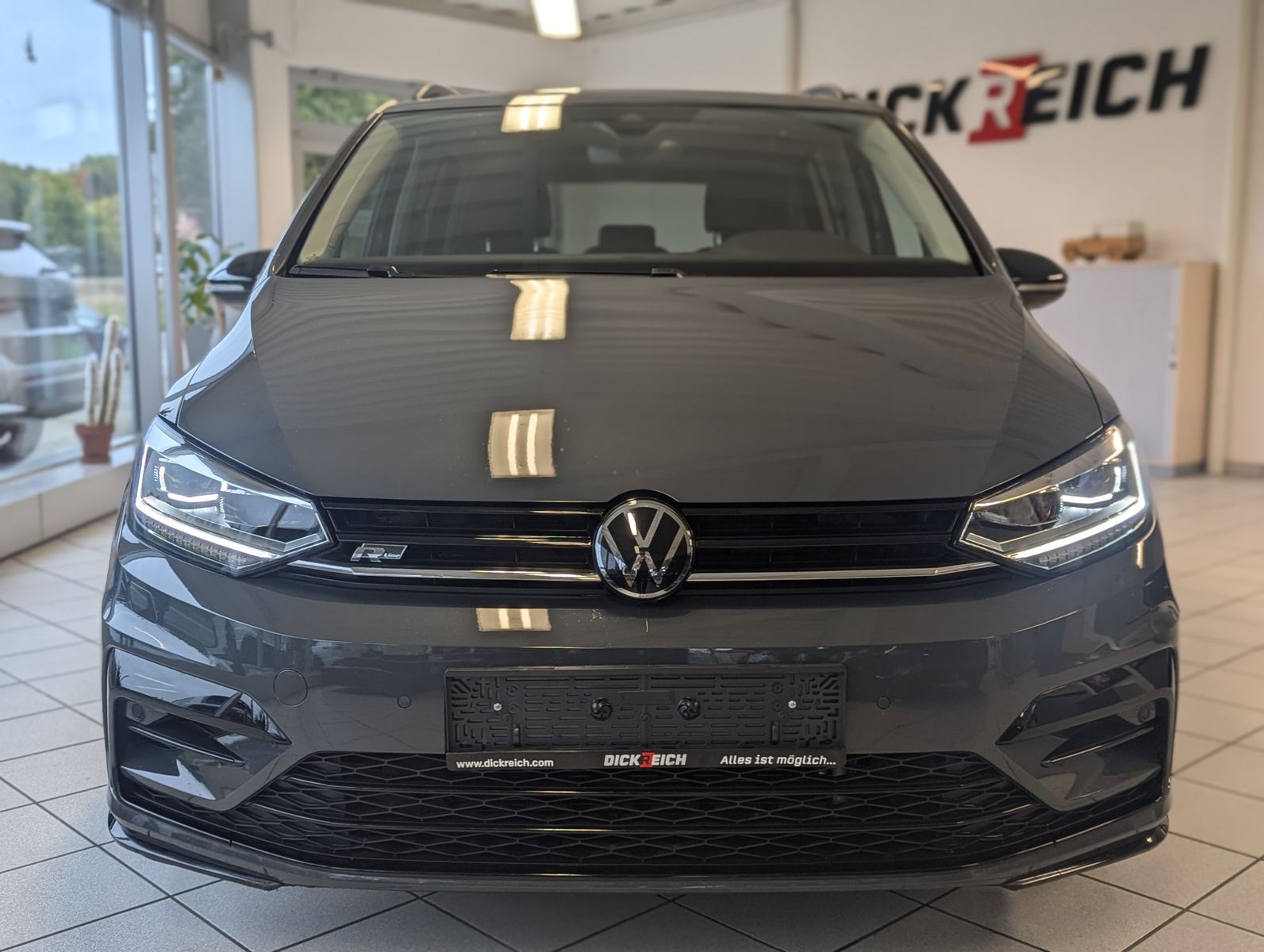 VW Touran 2.0 DSG R-Line High. Pano 7-Si IQ.Drive A - Image 2