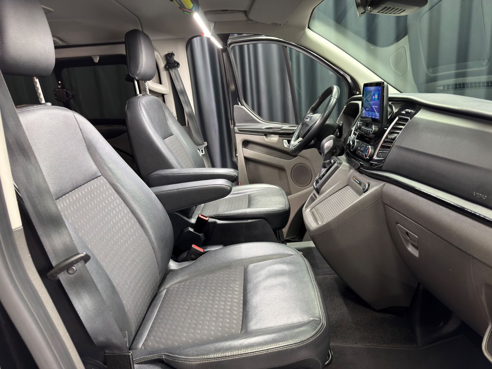 Fahrzeugabbildung Ford Tourneo Custom Sport|AUTOMATIK|LEDER|NAVI|8-SITZ