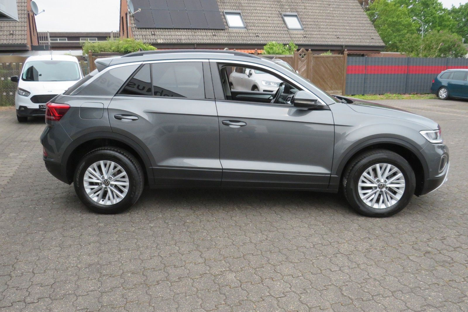 Fahrzeugabbildung Volkswagen T-Roc Life NAVI ACC SITZH. LED APP-CON. 1.H