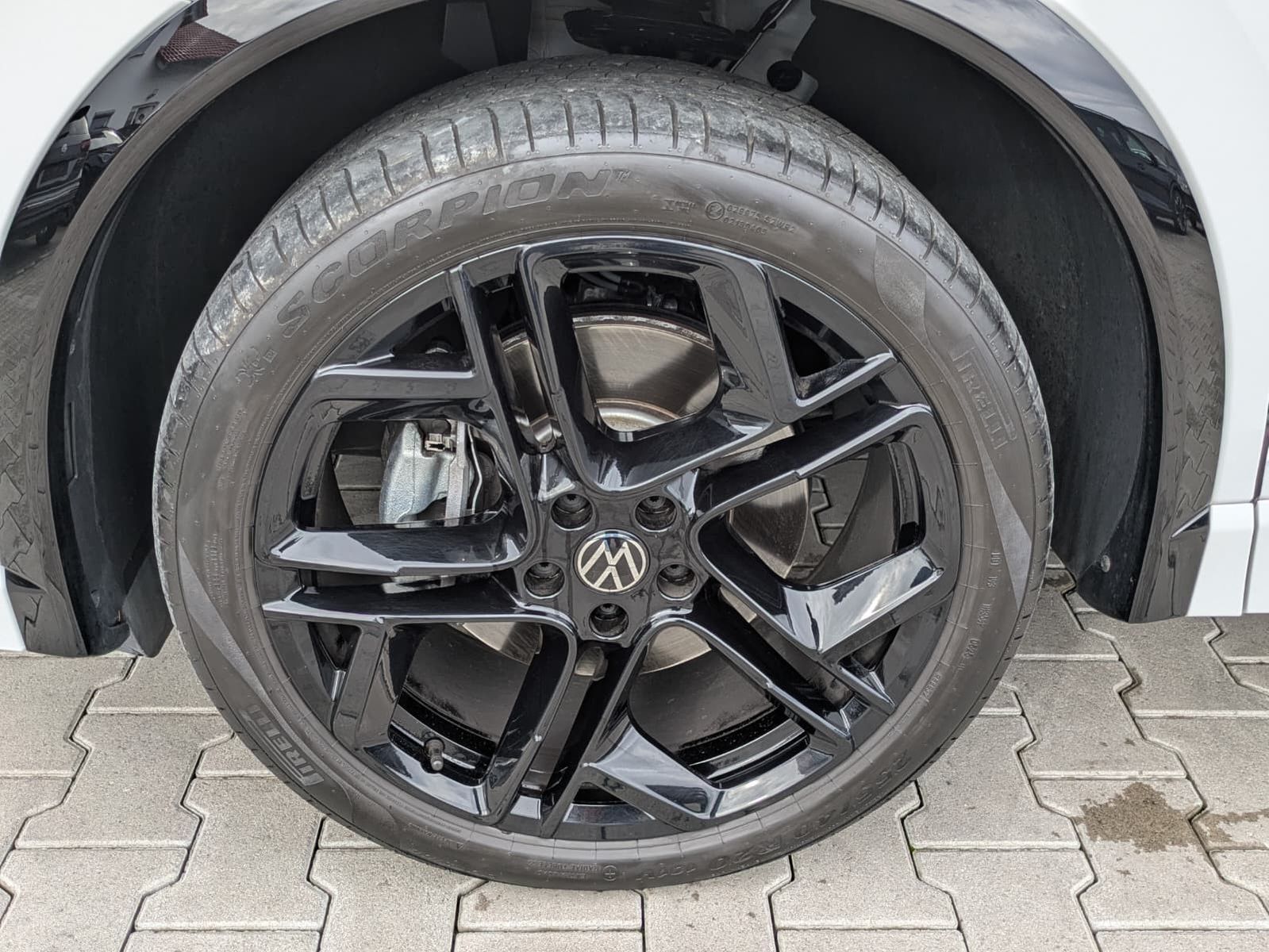 Fahrzeugabbildung Volkswagen Tiguan 2.0 TDI 4M R-Line PANO*H&K*AHK*MATRIX*20"