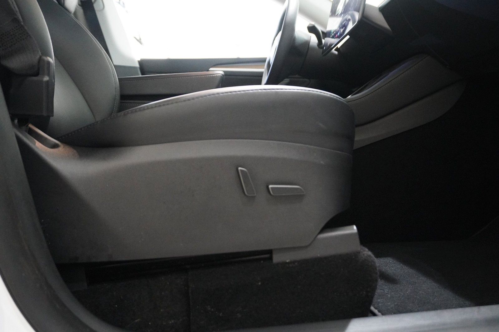 Fahrzeugabbildung Tesla Model Y LONGRANGE DUAL-MOTOR NAVI/KAMERA/DAB/AMD