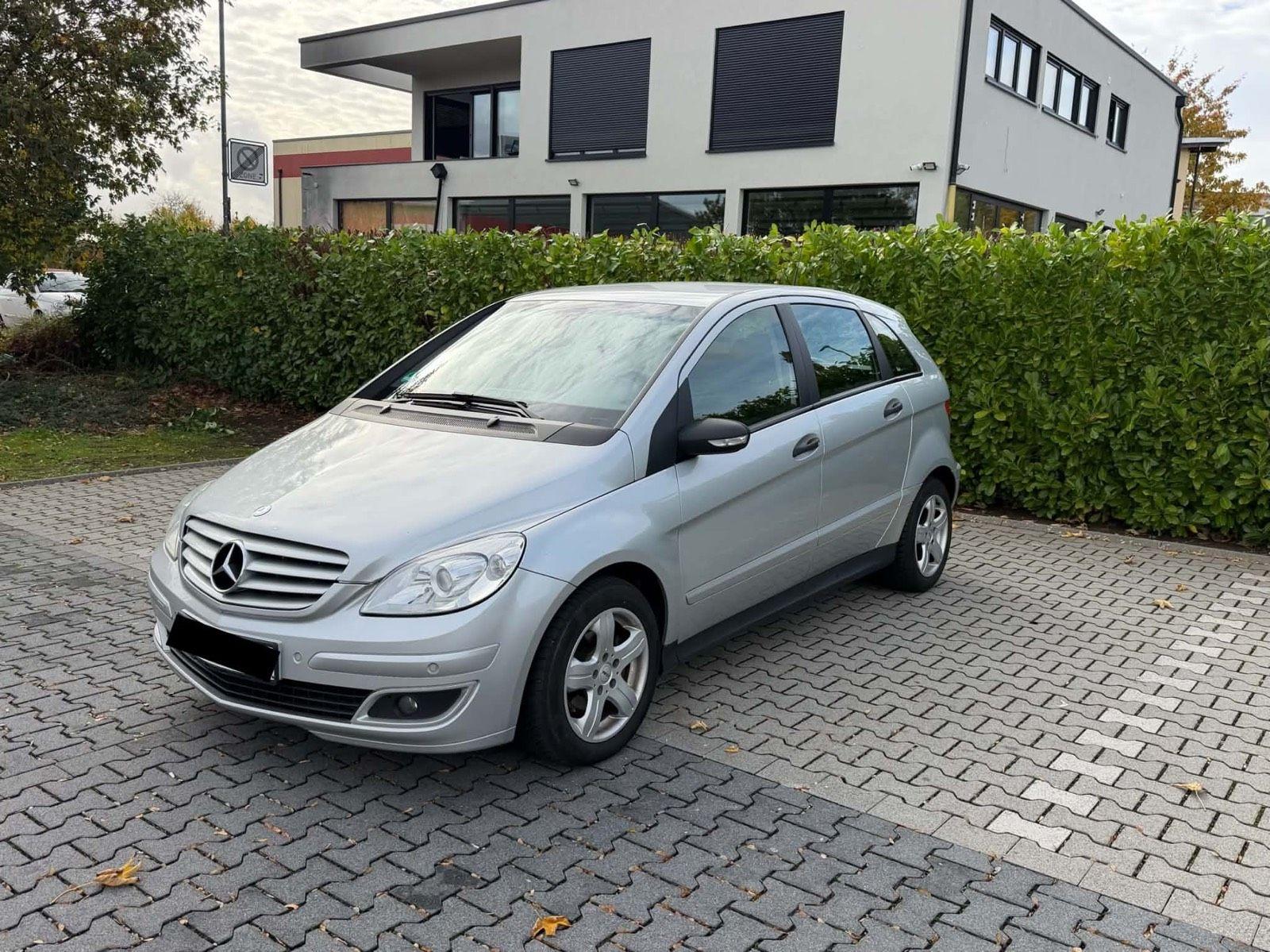 Mercedes-Benz B 180