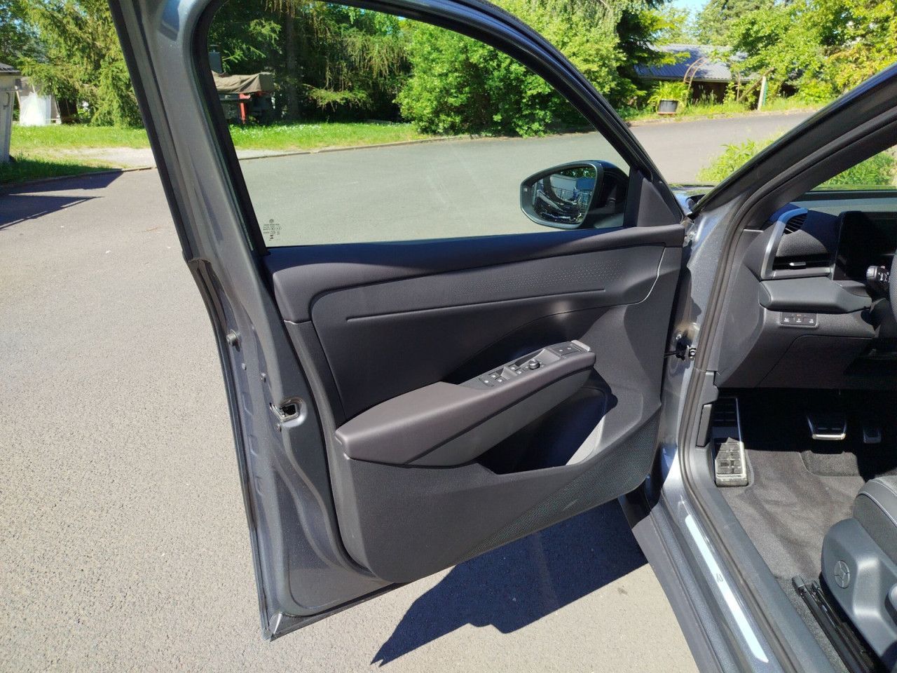 Fahrzeugabbildung Volkswagen T-ROC R-Line NF 1.5 B 110eTSID7F, AHK schwenkbar