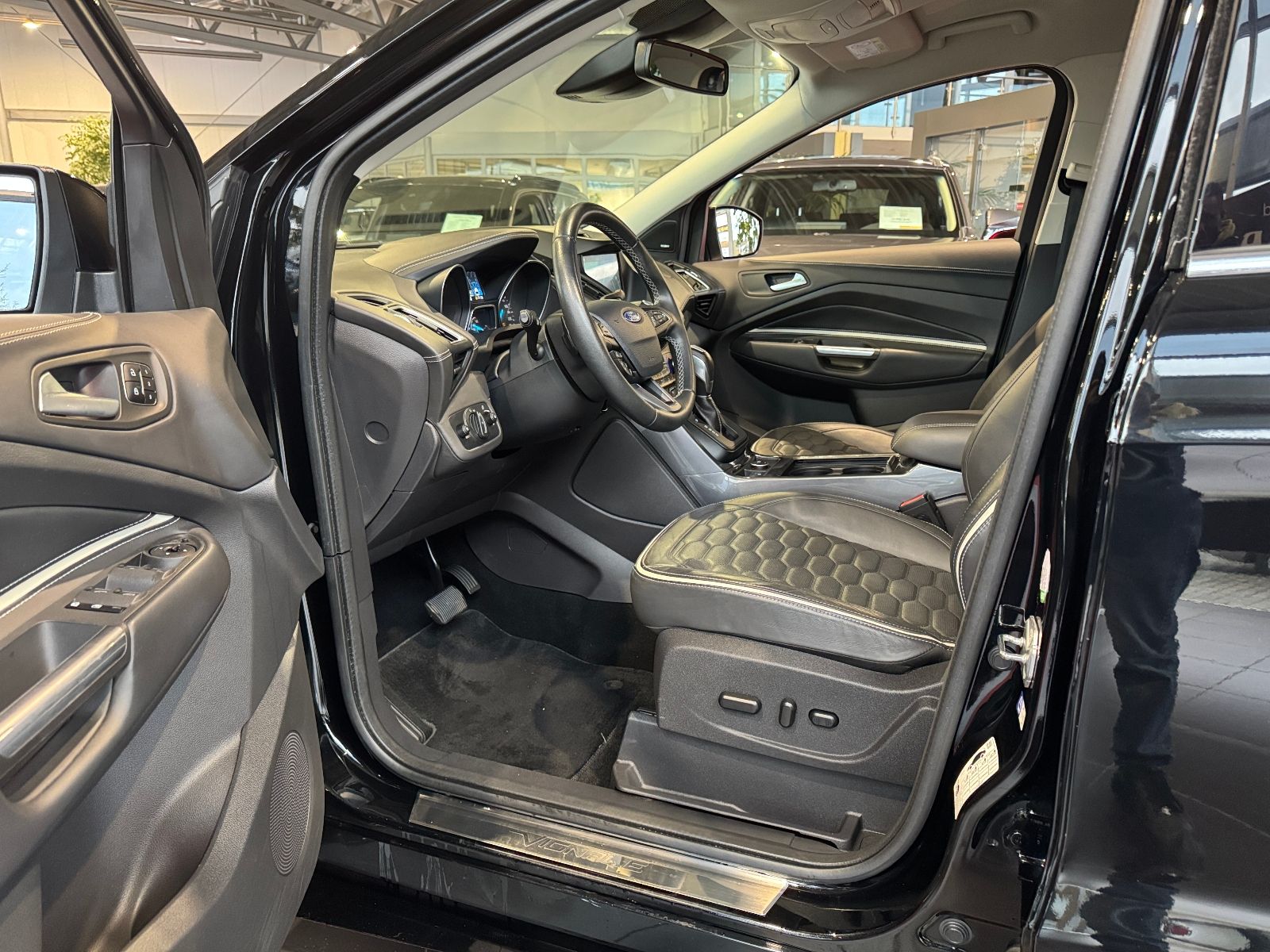 Fahrzeugabbildung Ford Kuga Vignale Allrad ACC BI-XEN NAV RFK SHZ 19"