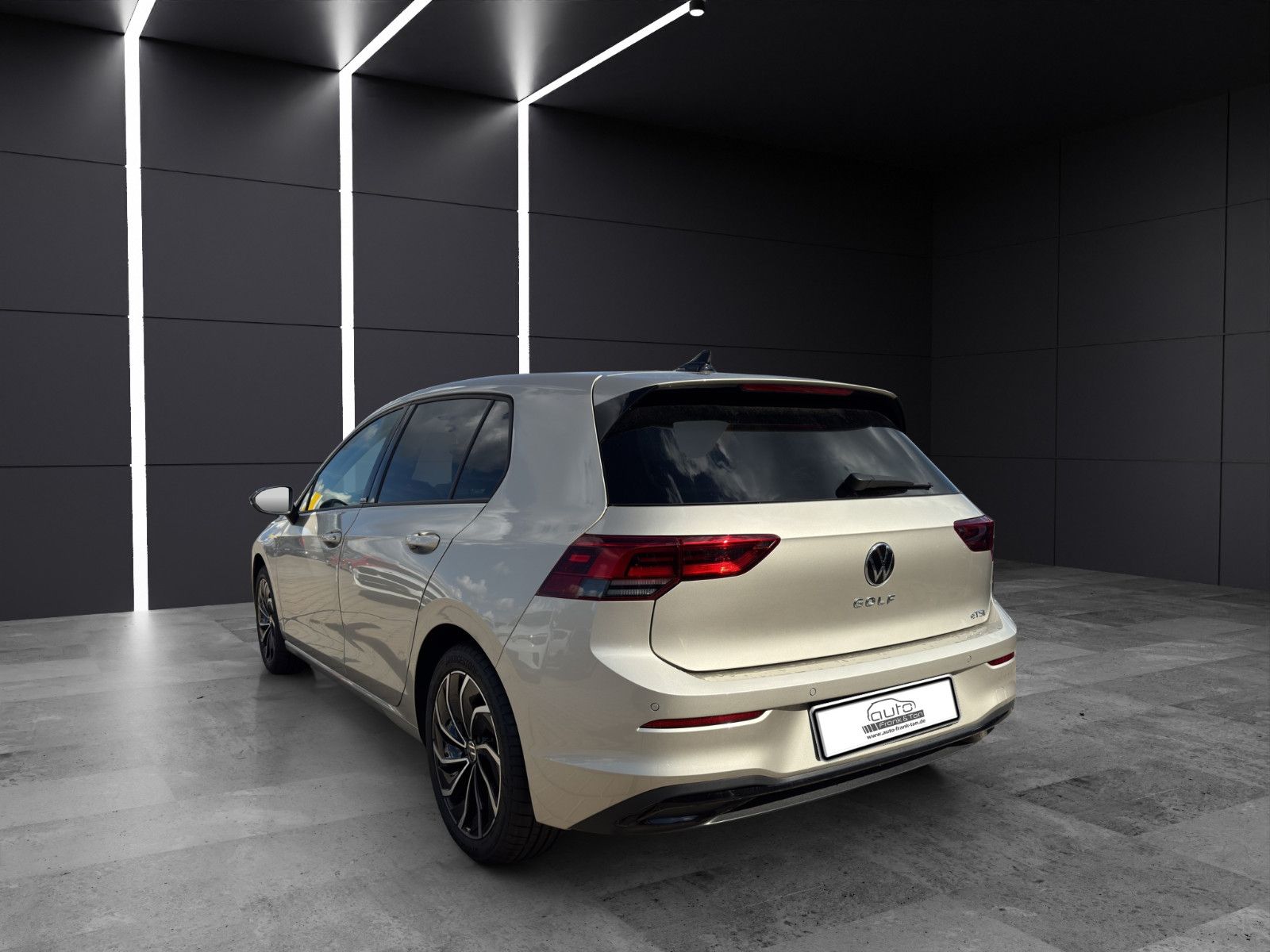 Fahrzeugabbildung Volkswagen Golf VIII 1.5 eTSI ACC/Apple/Ambiente/Keyless