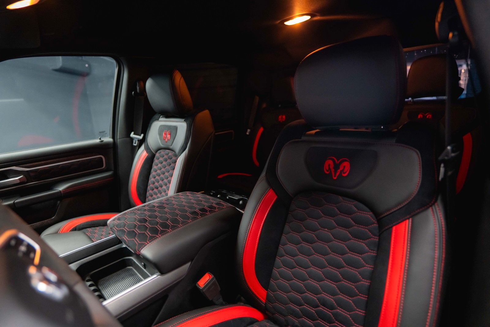 Fahrzeugabbildung Dodge RAM 5.7 V8 HEMI 4x4 OFFROAD Night-Paket Limited