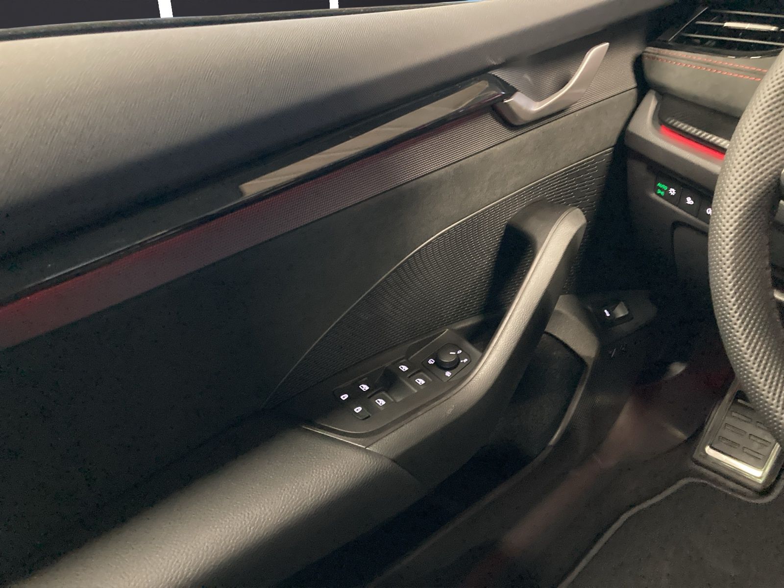 Fahrzeugabbildung SKODA Octavia Combi RS 2.0 TSI DSG AHK CANTON MATRIX