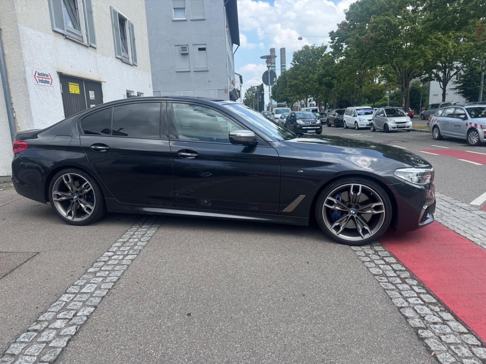 BMW M550 i xDrive/HUD/LED/Titan