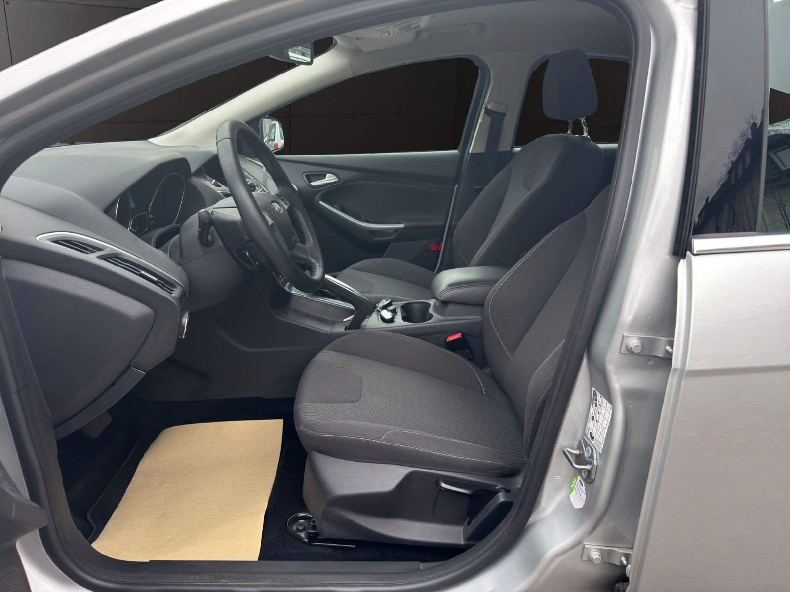 Fahrzeugabbildung Ford Focus Lim. Titanium Automatik/1HAND