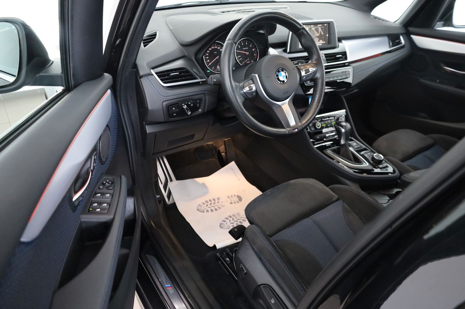 Fahrzeugabbildung BMW 220iA Active Tourer M Sport Alcantara,LED,SH,PDC