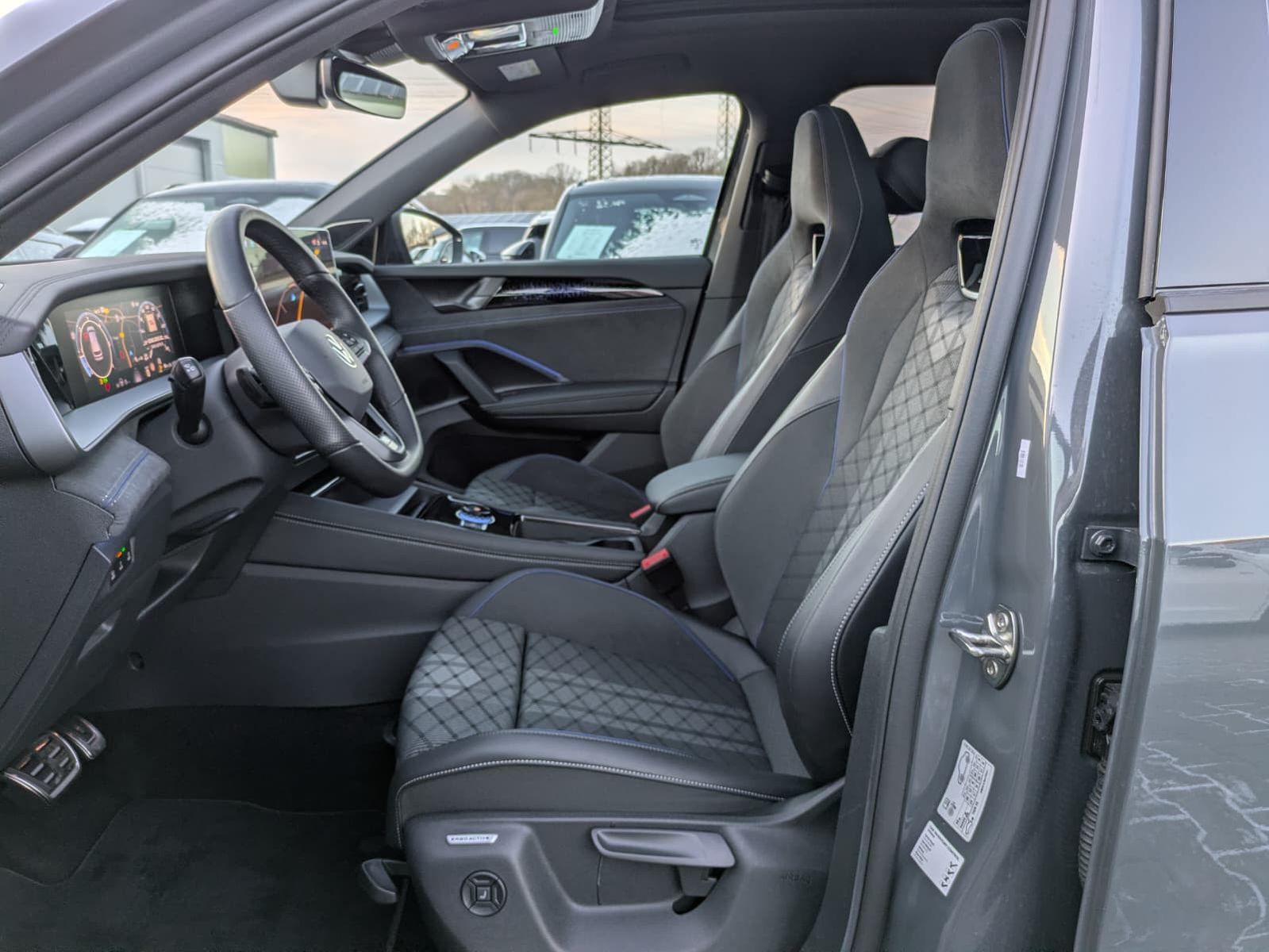 Fahrzeugabbildung Volkswagen Tayron 2.0 TDI 4M R-Line BLACK*7S*IQ-L.*PANO*HUD