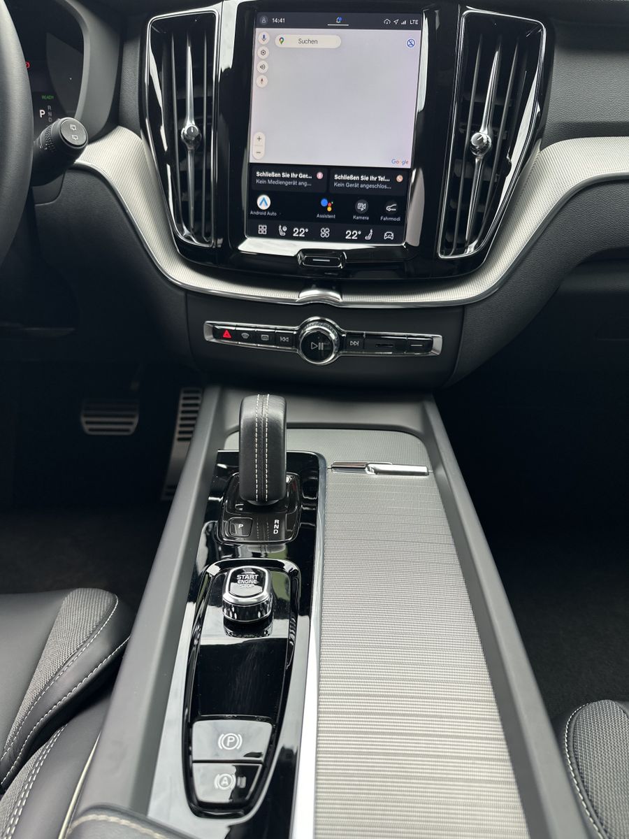 Fahrzeugabbildung Volvo XC60 T6 Hybrid AWD R-Design NAV+LED+AHK+PANO+ACC