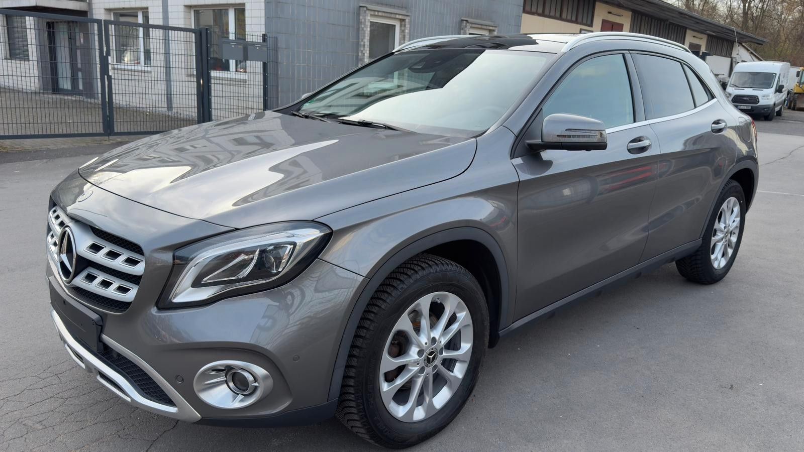 MERCEDES-BENZ GLA 200~KAMERA~PANORAMA~LEDER~TÜV NEU~