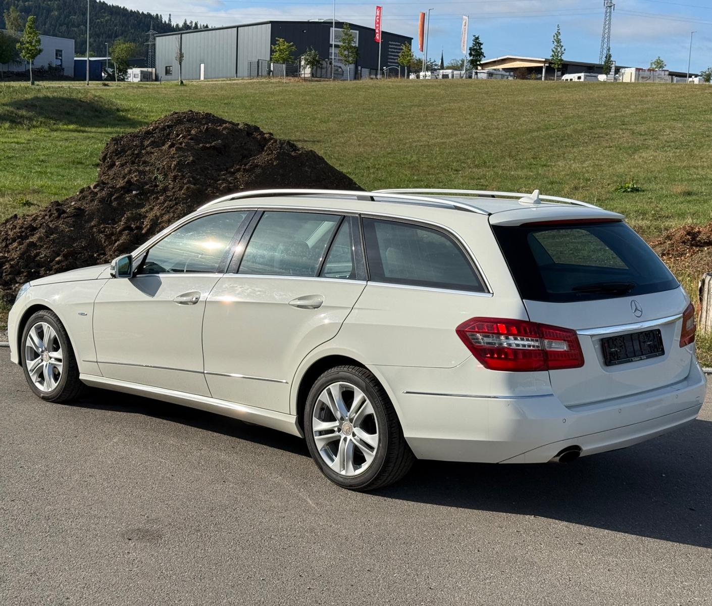 Mercedes-Benz E200 2010 — rear view