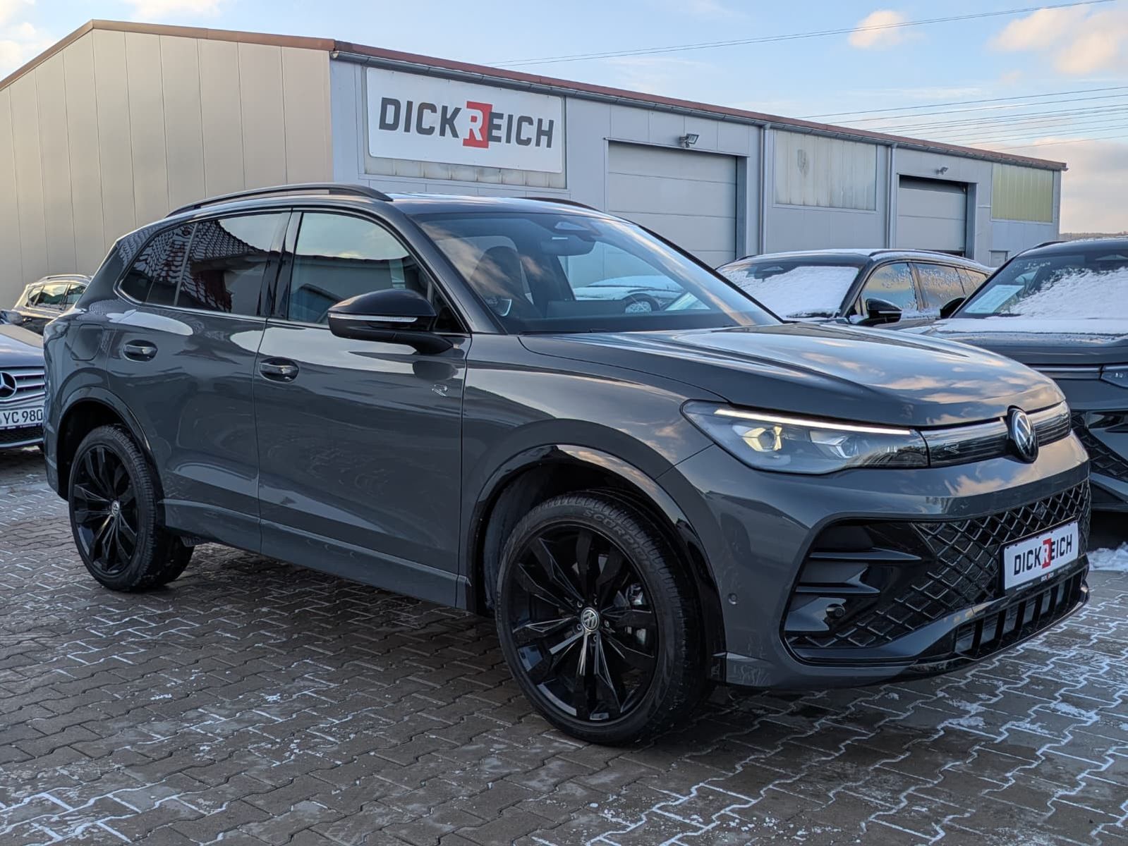 Fahrzeugabbildung Volkswagen Tiguan 2.0 TDI R-Line 4M Pano*Black*Matrix*AHK