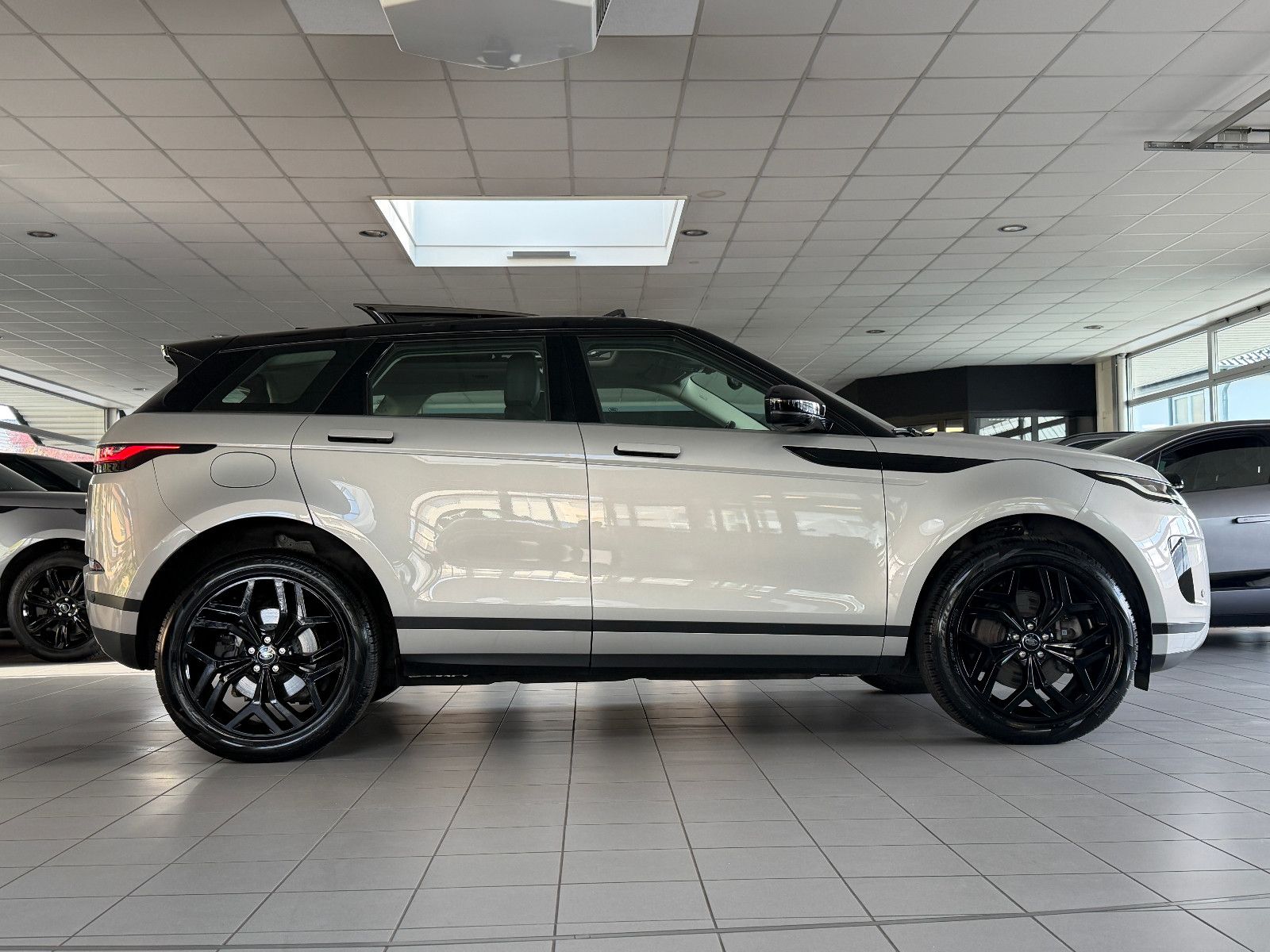 Fahrzeugabbildung Land Rover Range Rover Evoque SE Hybrid /PANO/MERIDIAN/