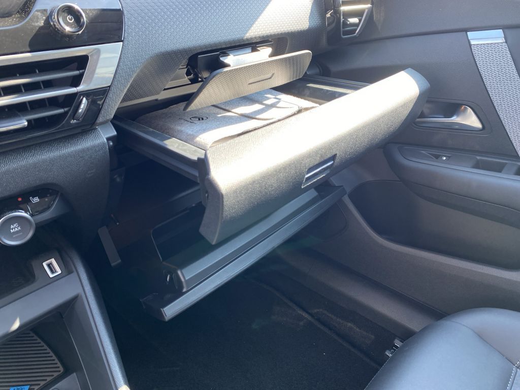 Fahrzeugabbildung Citroën C4 PureTech 130 S&S *Automatik* MAX *beh. Lenkr*