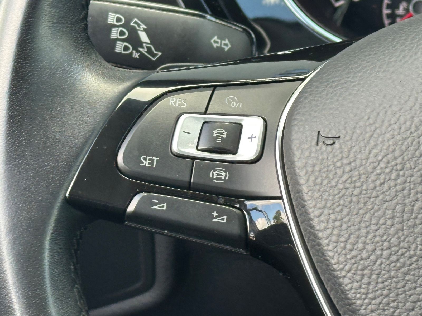 Fahrzeugabbildung Volkswagen Touran 2.0 TDI DSG Highline NAV+LED+ACC+AHK+SHZ