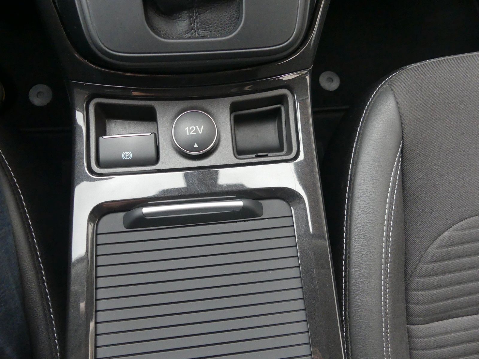 Fahrzeugabbildung Ford Kuga Titanium*Kamera*8-fach bereift