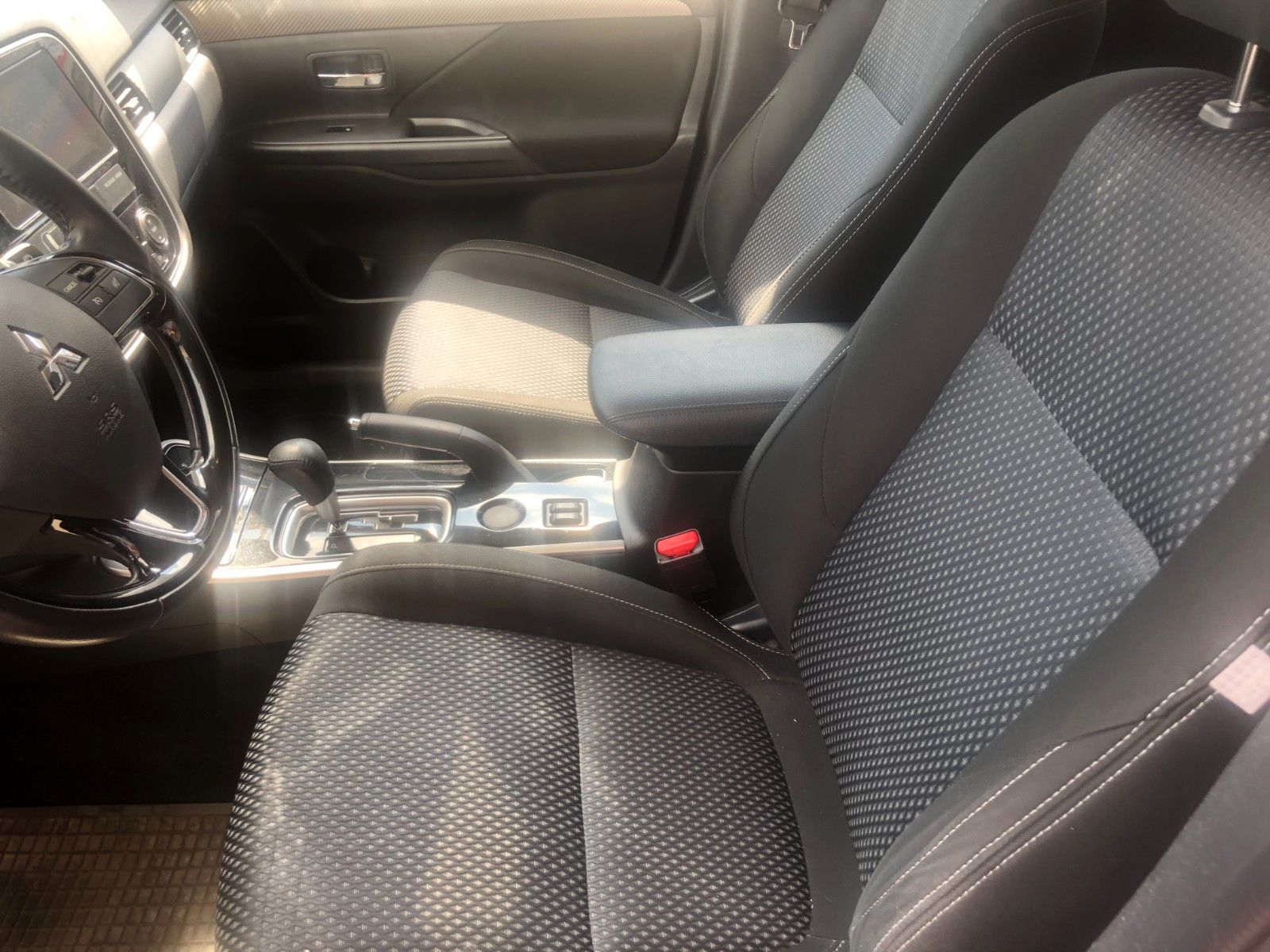 Fahrzeugabbildung Mitsubishi Outlander Edition 100 2WD Hagelschaden