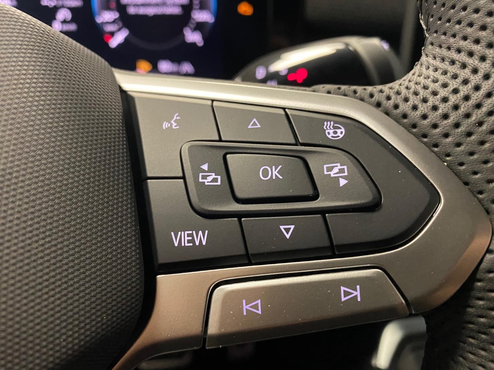 Fahrzeugabbildung Volkswagen T-Roc 1.5 eTSI R-Line NEUES MODELL AHK+ACC+KAMER