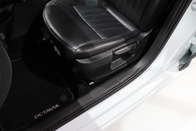 Octavia Combi 1.5 TSI Style ACC LEDER AHK NAVI L