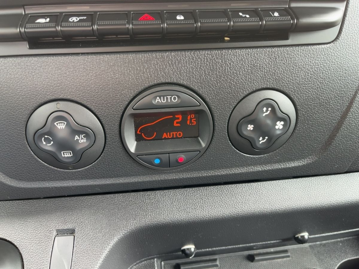 Fahrzeugabbildung Renault Master L2H2 3,3t Blue dCi 150 AHK Automatik