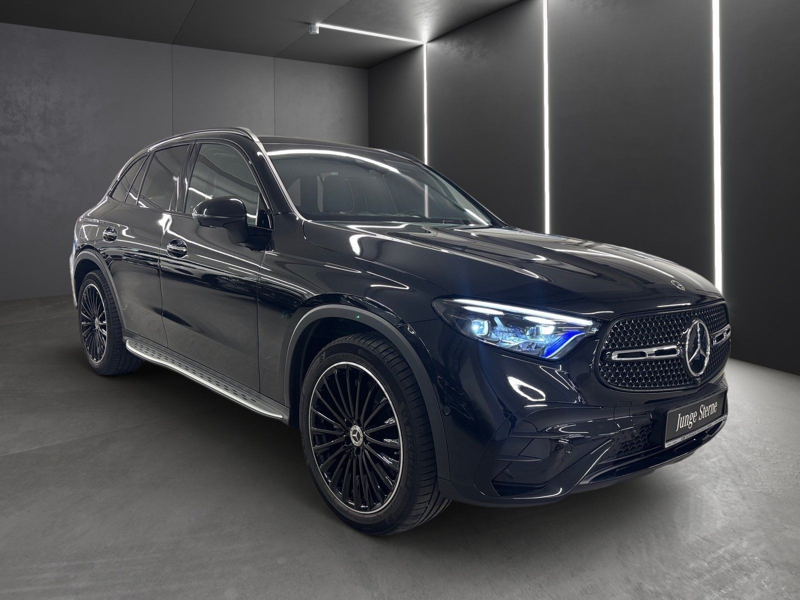 Fahrzeugabbildung Mercedes-Benz GLC 300 d 4M AMG*Airmatic*AHK*HUD*Pano*20"*Distr