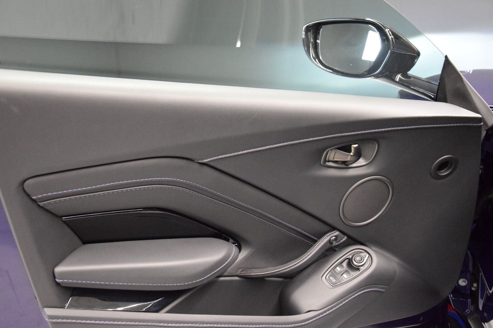 Fahrzeugabbildung Aston Martin V8 Vantage 4.0 V8 02/2027 Garantie