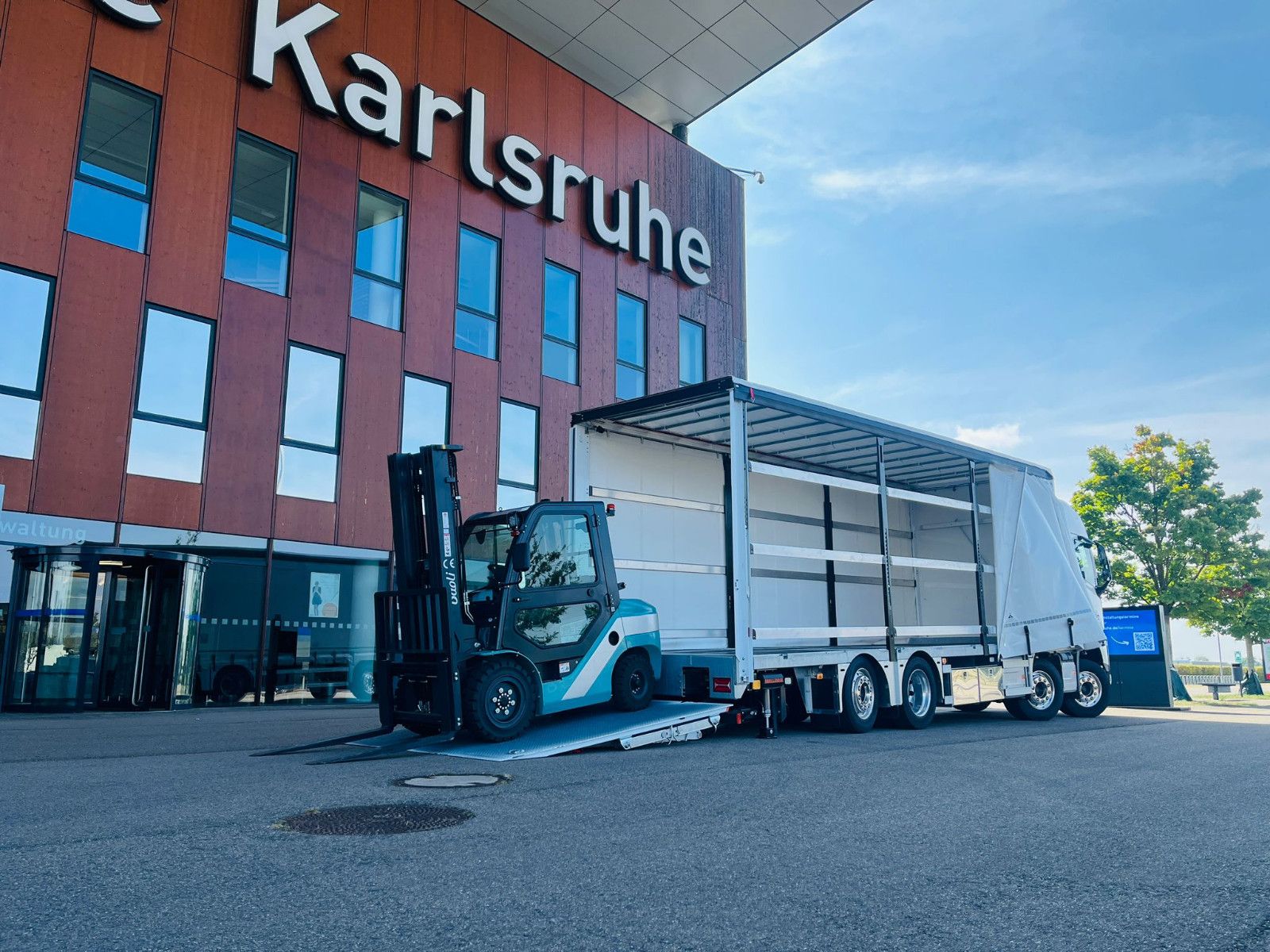 Fahrzeugabbildung Volvo FH 500 8x2 Arbeitsbühnen Transporter LBW 9t