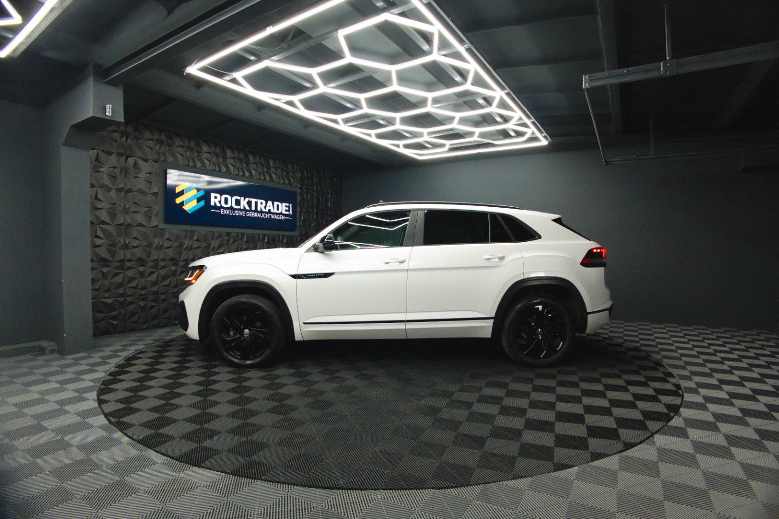 Fahrzeugabbildung Volkswagen ATLAS 3.6 Cross Sport 4x4 R-Line Black 4Motion