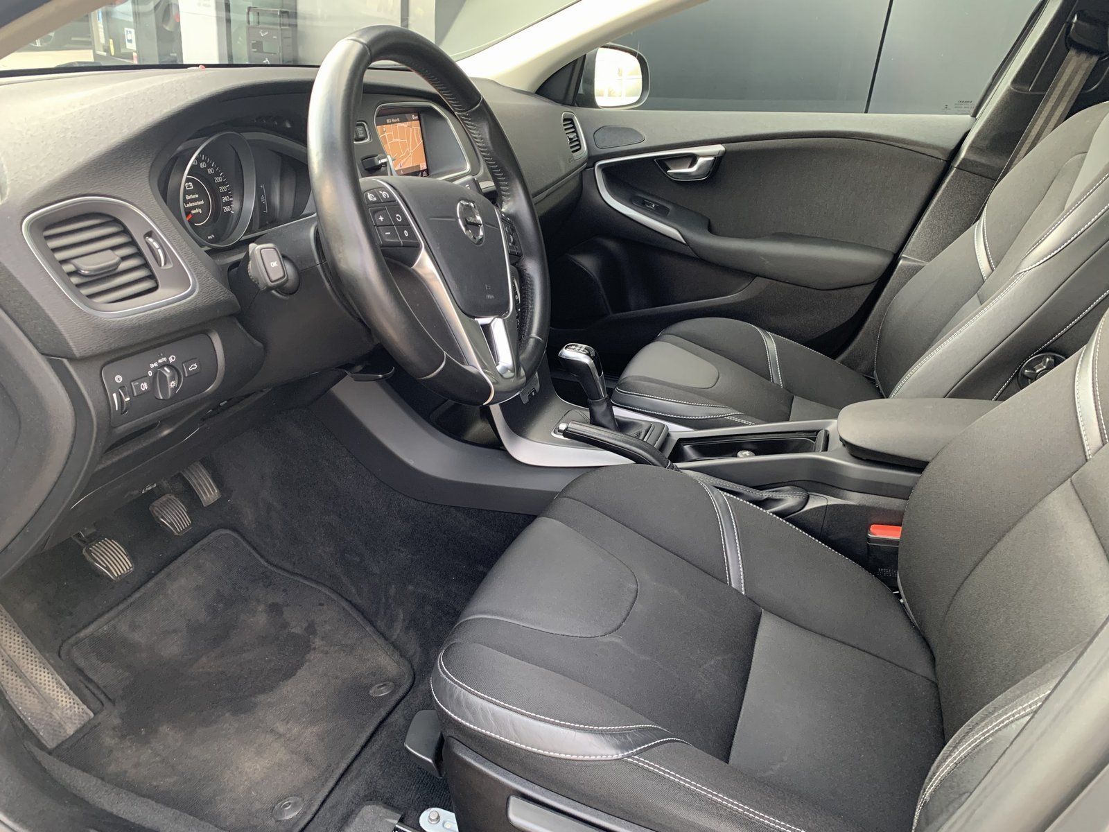 Fahrzeugabbildung Volvo V 40 T2 2.0 Momentum (EURO 6d-TEMP)