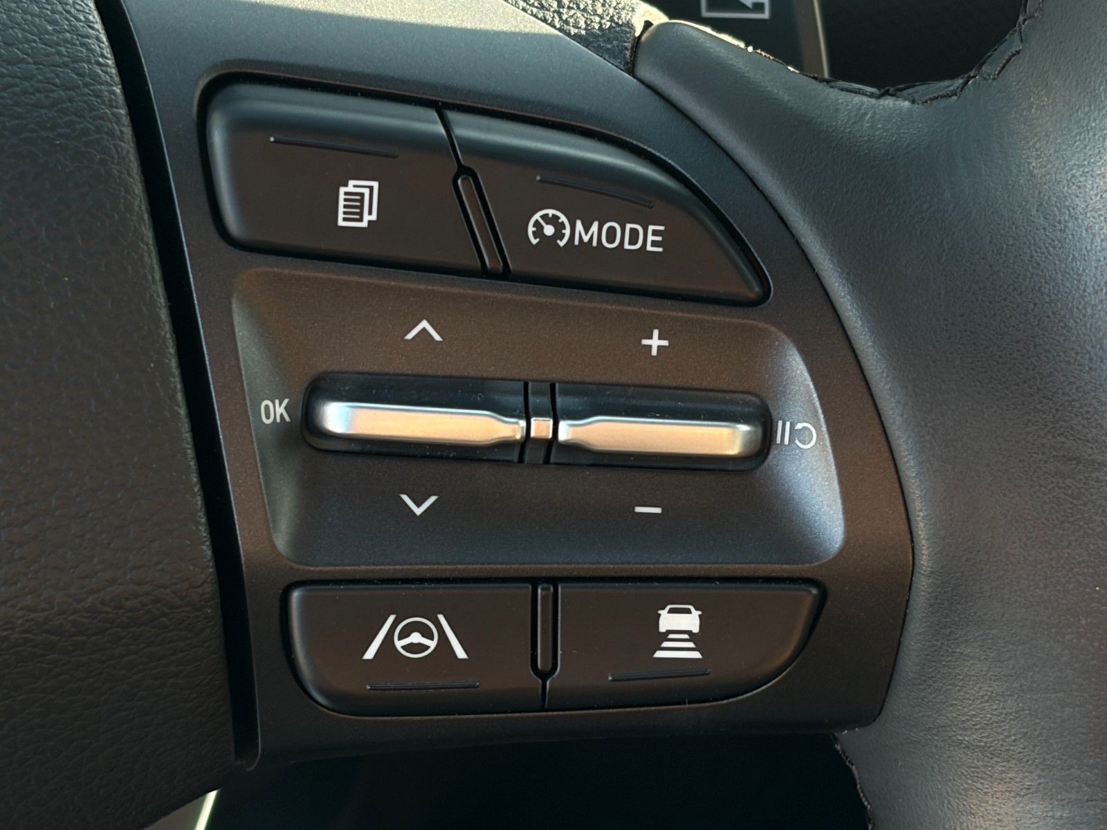 Fahrzeugabbildung Hyundai KONA E Select 39kW ACC LKA LFA CarPlay SHZ LHZ