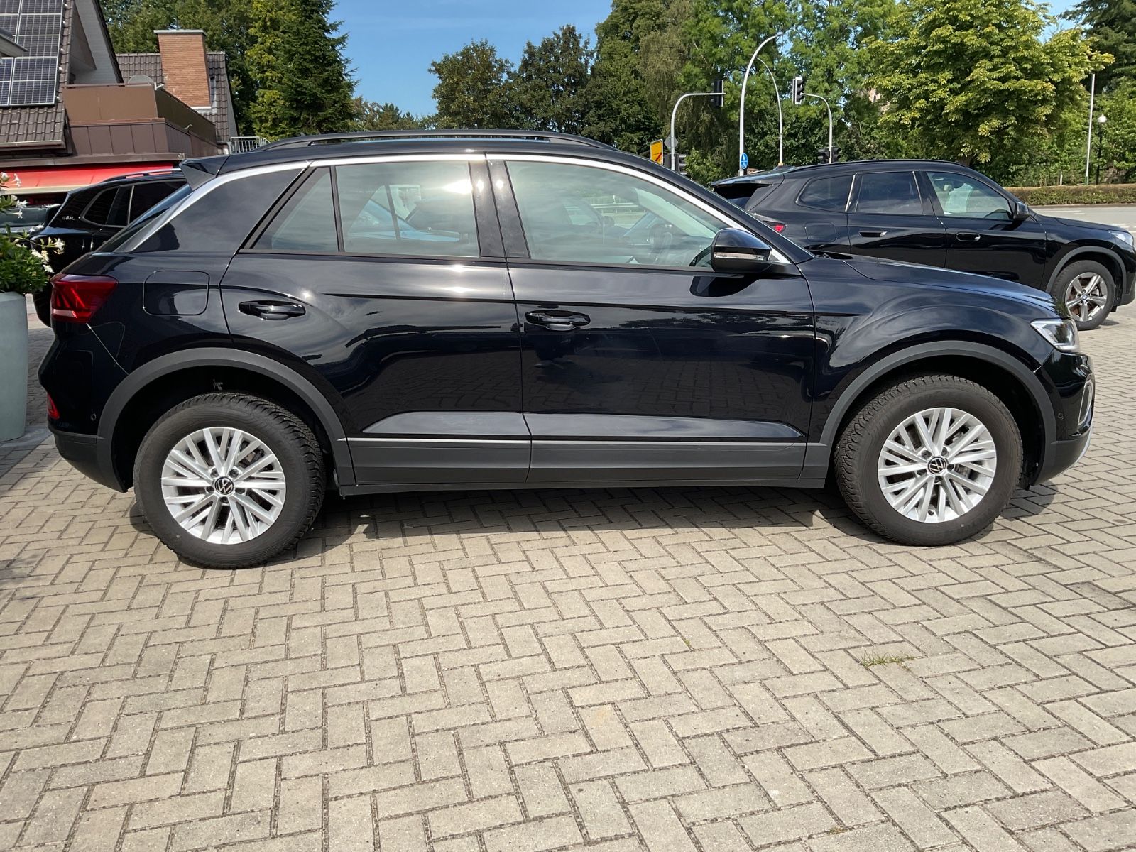 Fahrzeugabbildung Volkswagen T-Roc 1.5 TSI DSG Life,LED,AHK,Navi