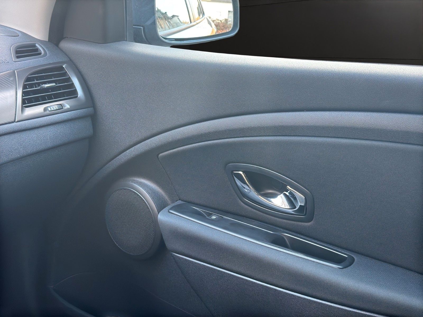 Fahrzeugabbildung Renault Megane III Lim. 5-trg. Paris Klima/Navi/TÜV NEU/