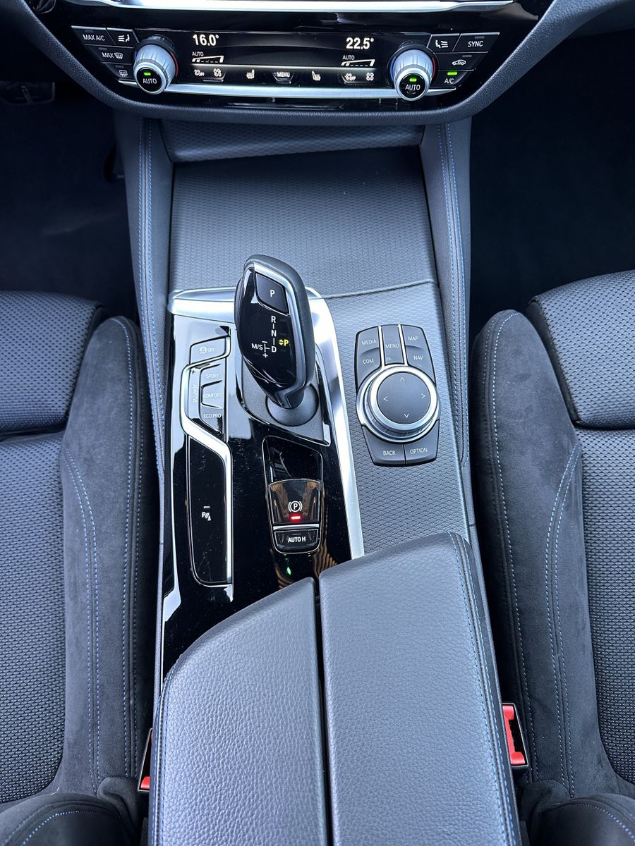 Fahrzeugabbildung BMW 520d Touring M-Sport NAV+LED+PANO+KAMERA+19ZOLL