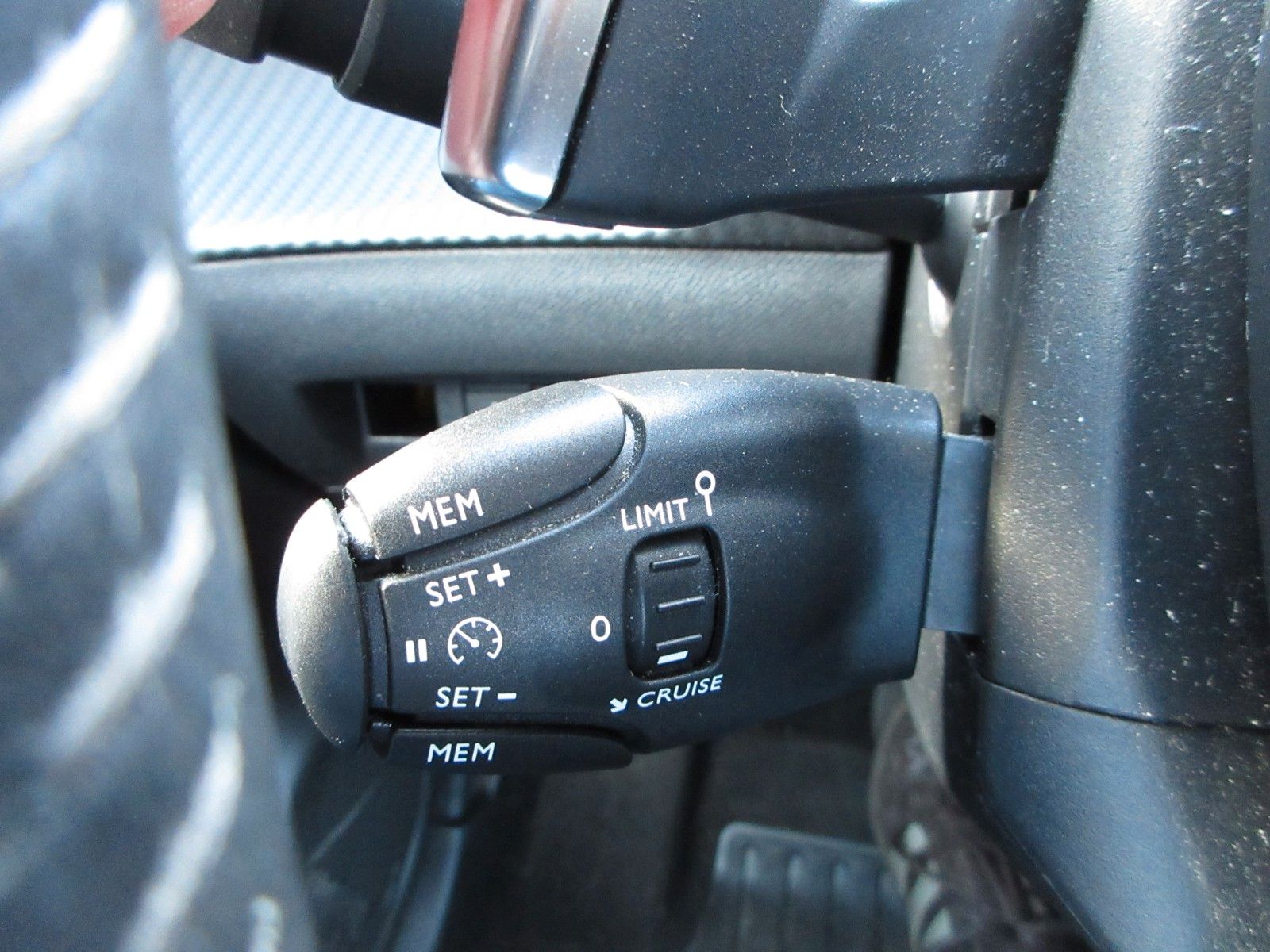 Fahrzeugabbildung Peugeot 208 Active Pack 1.2T LED/NAVI/SHZ/PDC/ALU