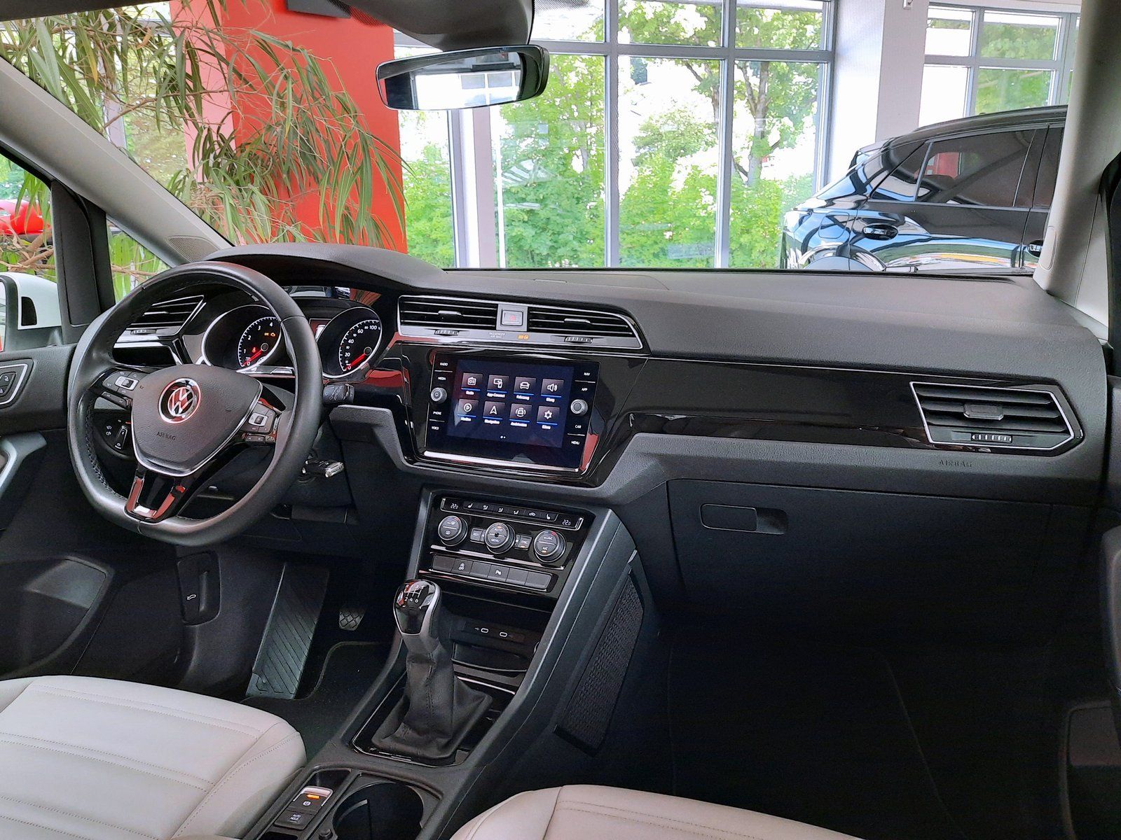 Fahrzeugabbildung Volkswagen Touran Highline TSI *AHK*Panodach*LED*PDC*Navi*