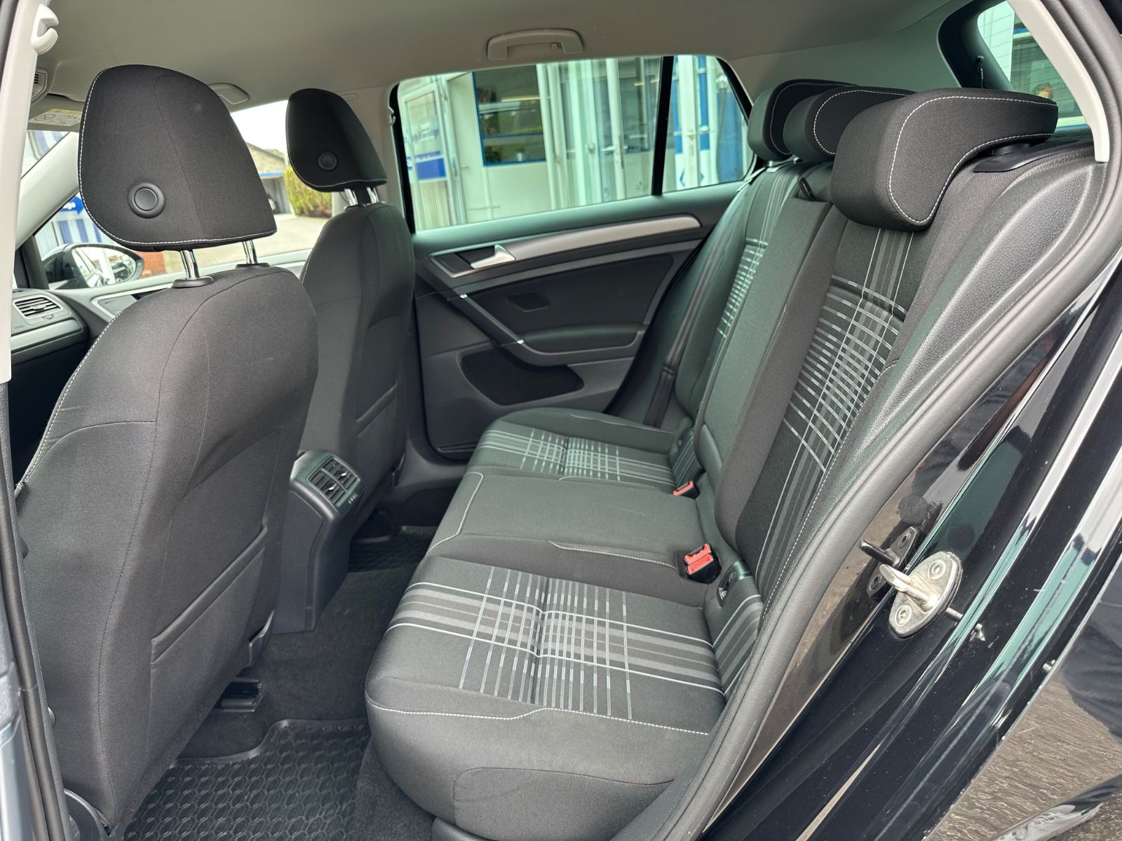 Fahrzeugabbildung Volkswagen Golf VII 1.2 TSI Lounge Navi/SHZG/BT/GRA/GJR