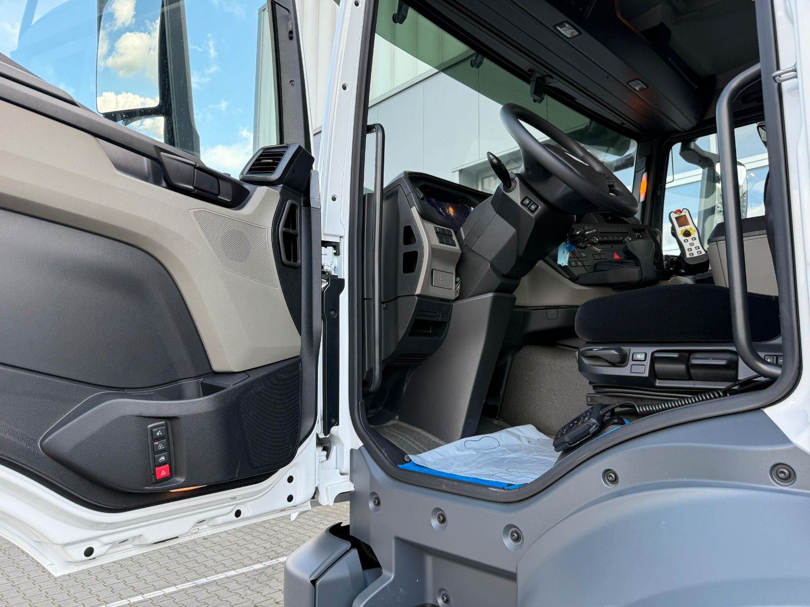 Fahrzeugabbildung MAN TGS 35.520 8x4 BL Abrollkipper MEILLER 26.65-TSL