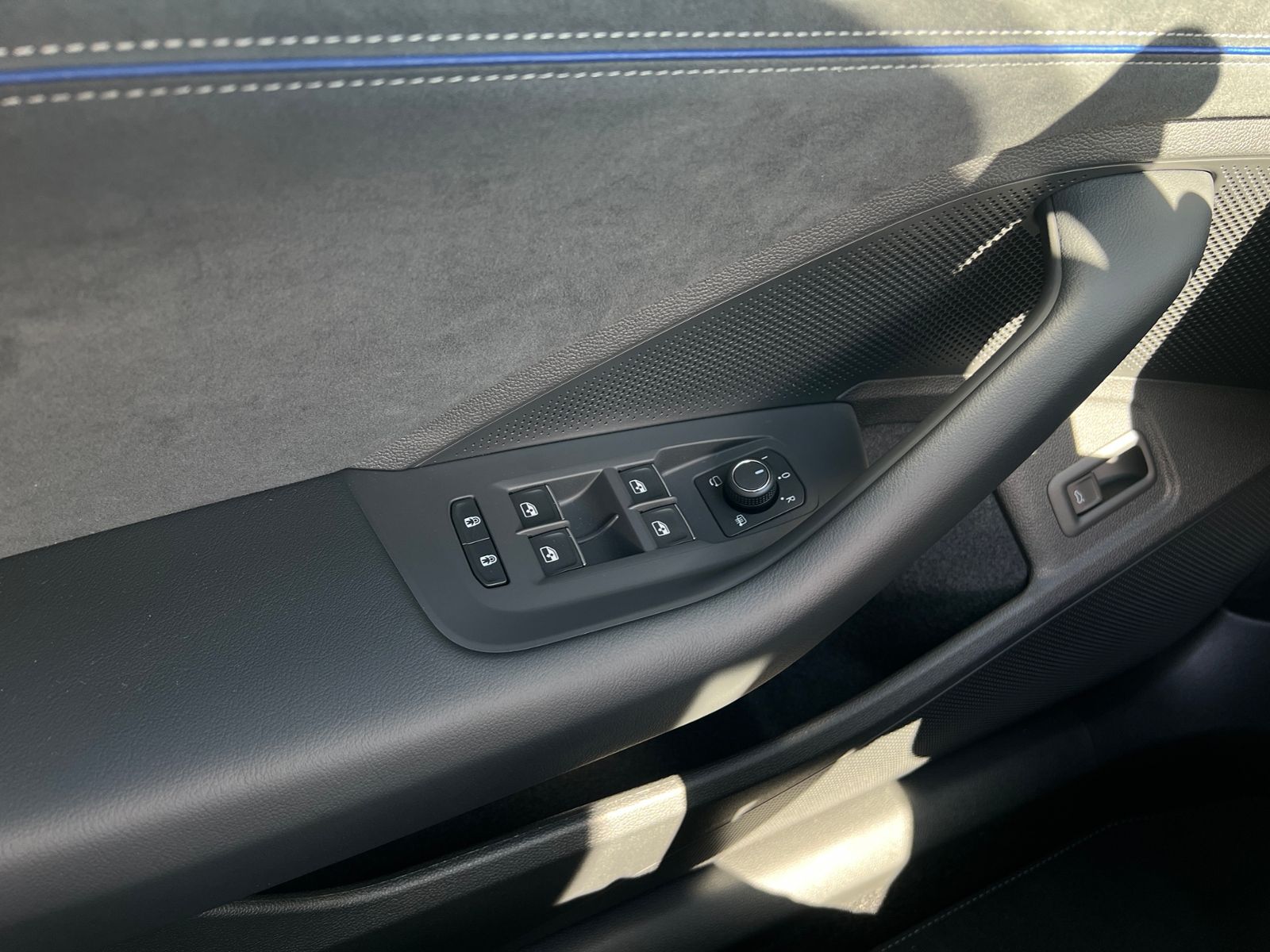 Fahrzeugabbildung Volkswagen Passat Variant R-Line 2.0 TDI DSG 4MOTION *AHK,
