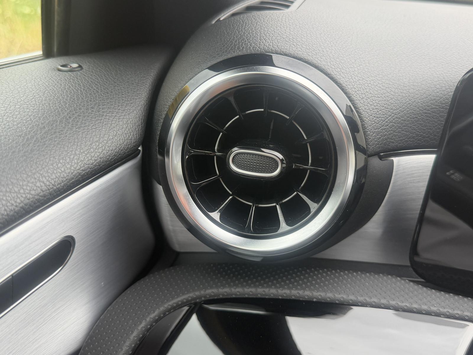 Mercedes-Benz A 250 e AMG LED MBUX Distronic Pano Kamera-360°