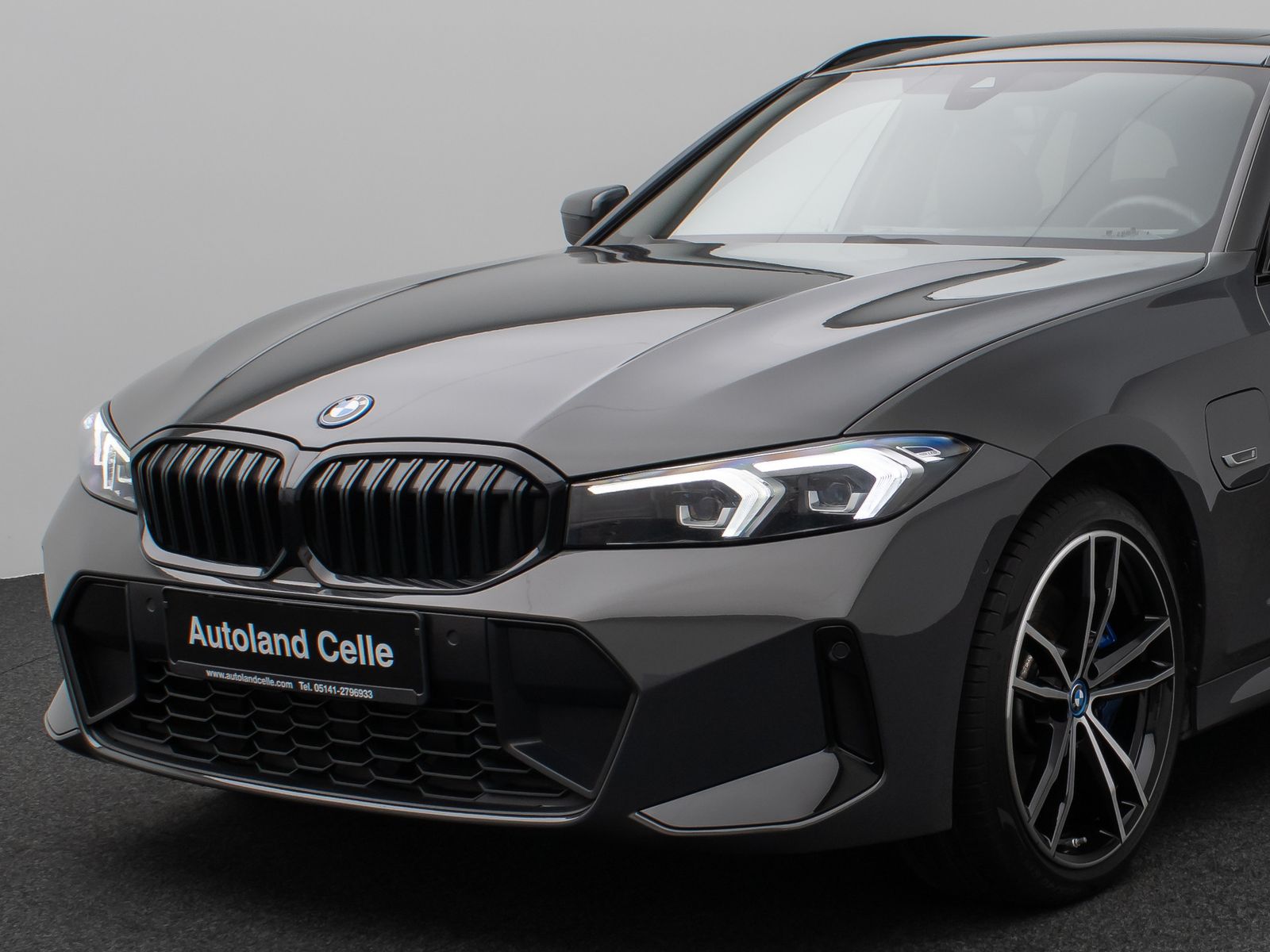 Fahrzeugabbildung BMW 330e xD M Sport Panorama Kamera HUD H/K AHK 19"