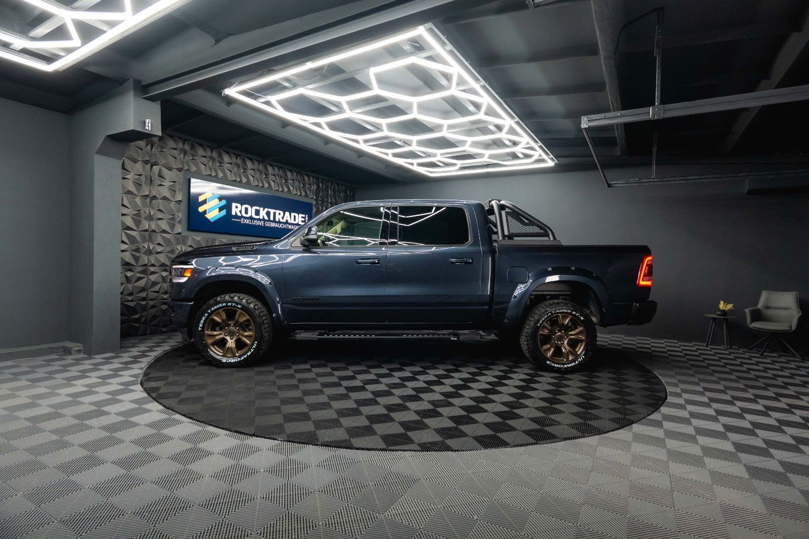 Fahrzeugabbildung Dodge RAM 5.7 V8 HEMI 4x4 Offroad LARAMIE Night 19%