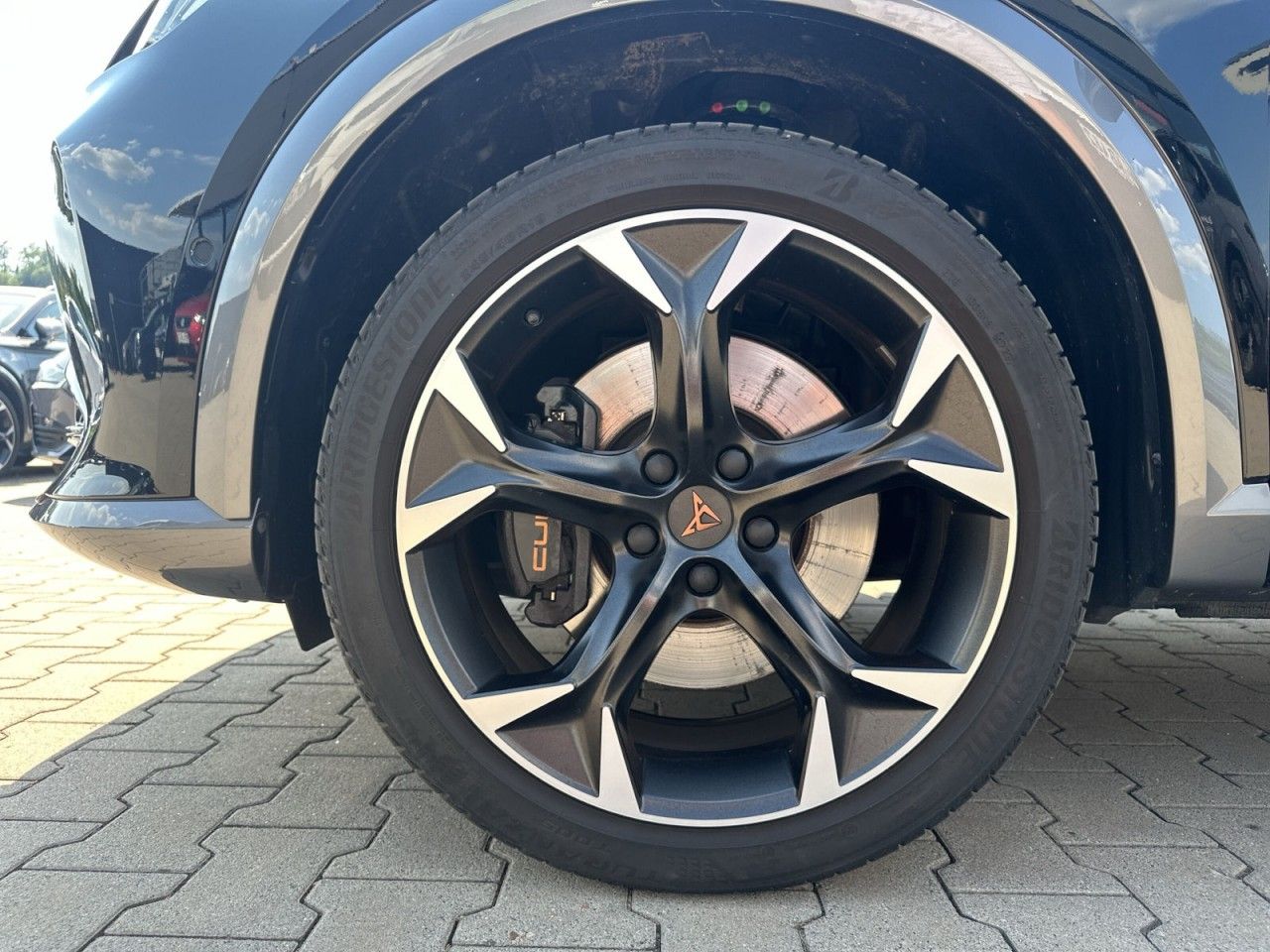Fahrzeugabbildung CUPRA Formentor VZ 2.0TSI 4Drive 310PS DSG+*AHK*Beats* - mit KI generiert/bearbeitet